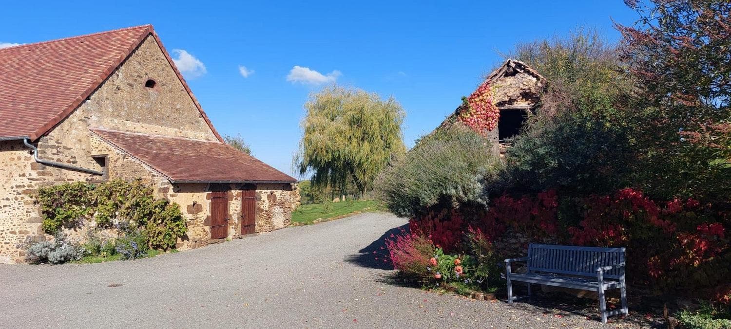 Entree du domaine, batiments agricoles