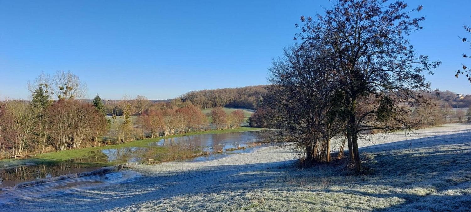 Panorama hivernal sur la campagne givree