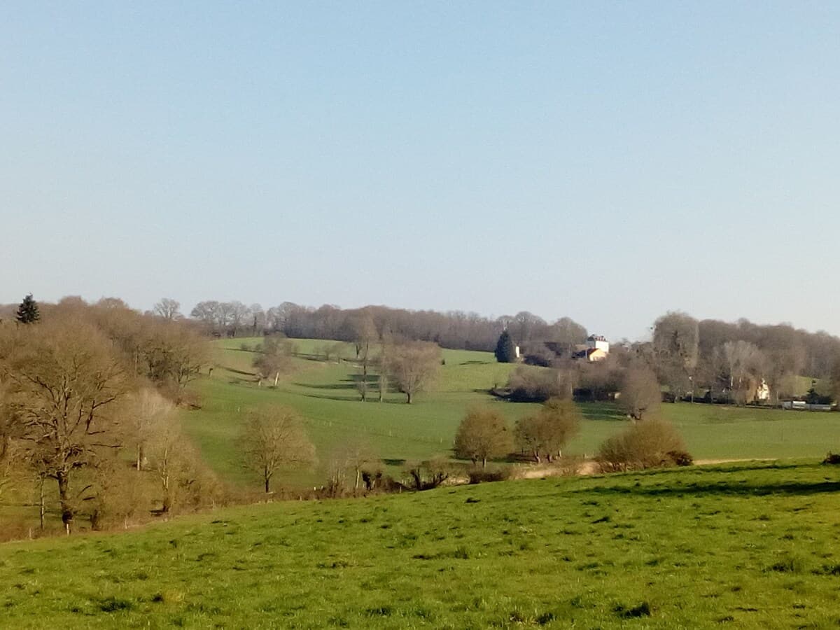 Le gite vu depuis la campagne environnante