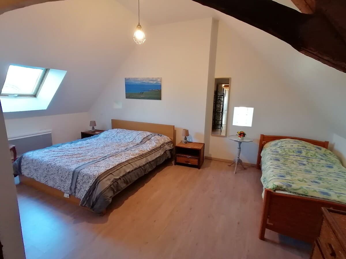 Chambre avec lit double et lit simple